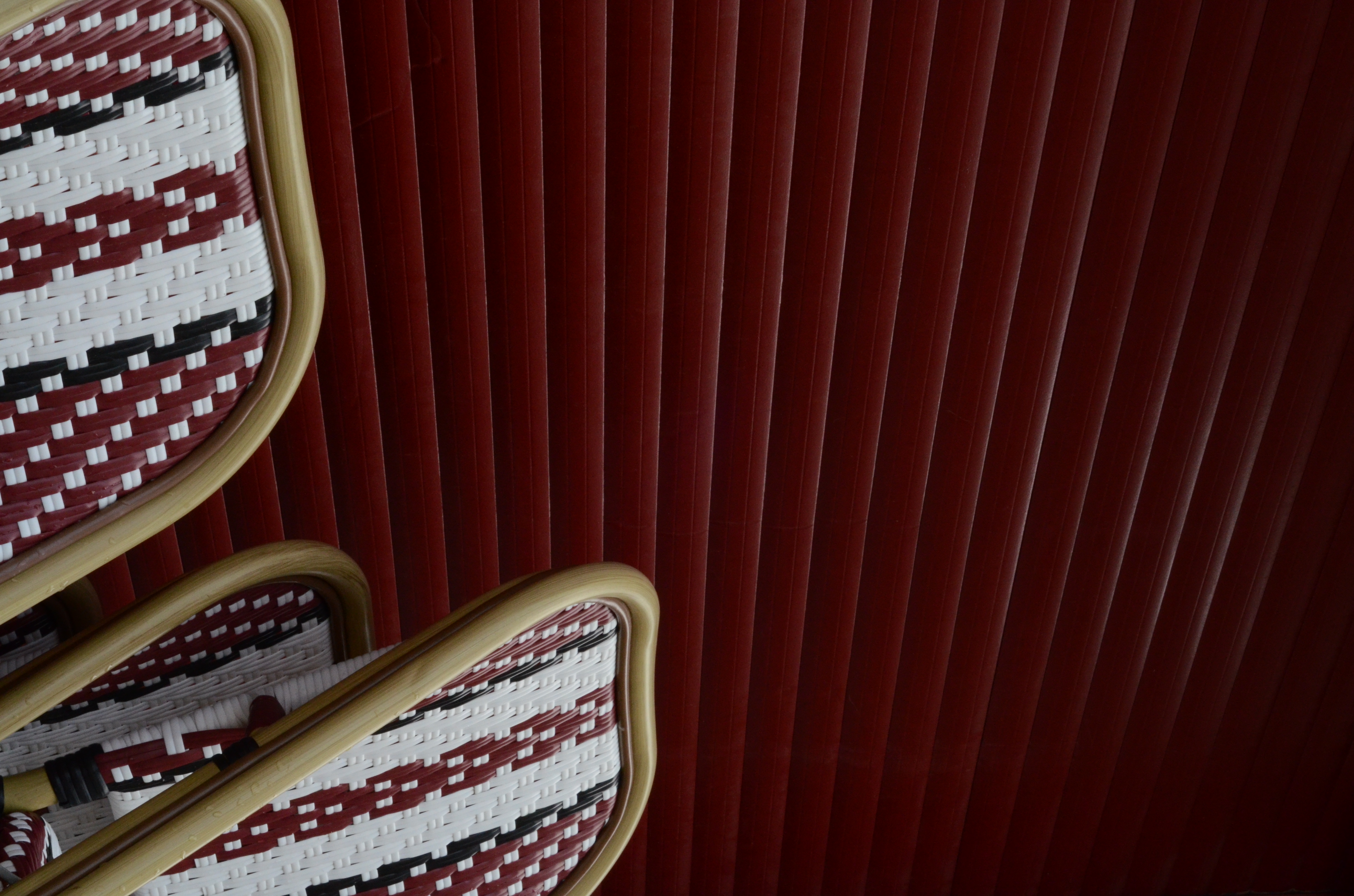 Photo de chaises de café sur fond rouge